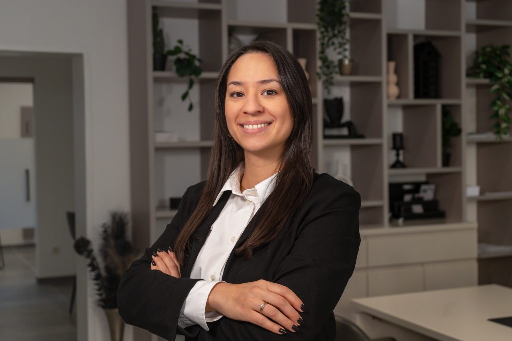 Carola Brenner, Back Office Managerin bei David Deindl Immobilien, l&auml;chelnd im B&uuml;ro